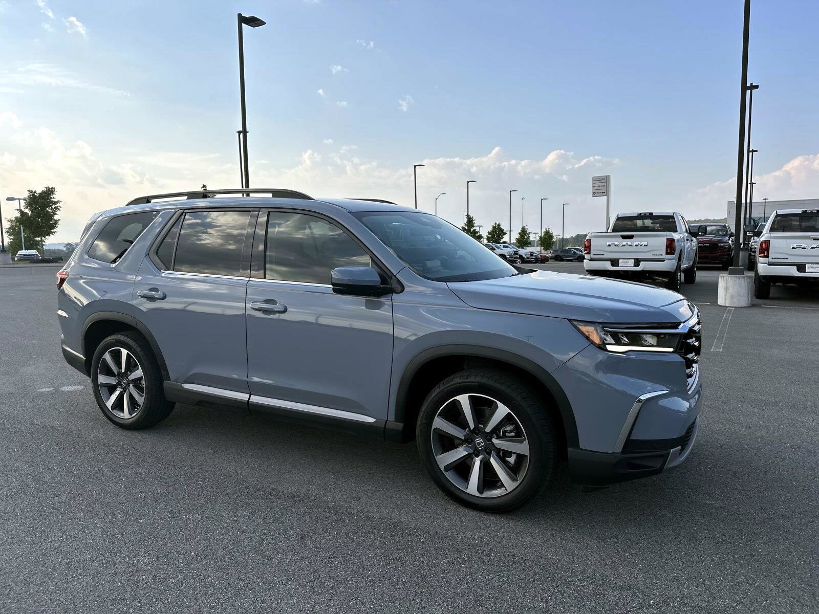 2025 Honda Pilot Touring photo 2