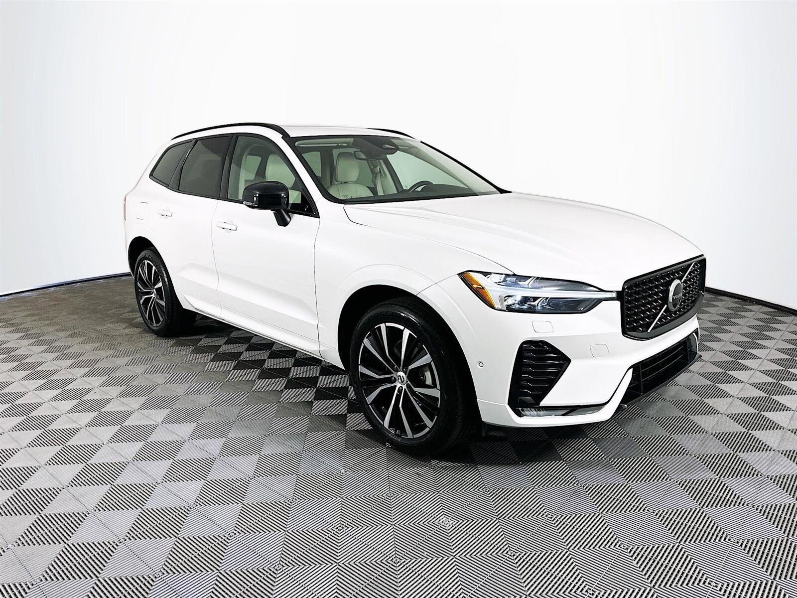 2024 Volvo XC60 B5 Plus photo 2