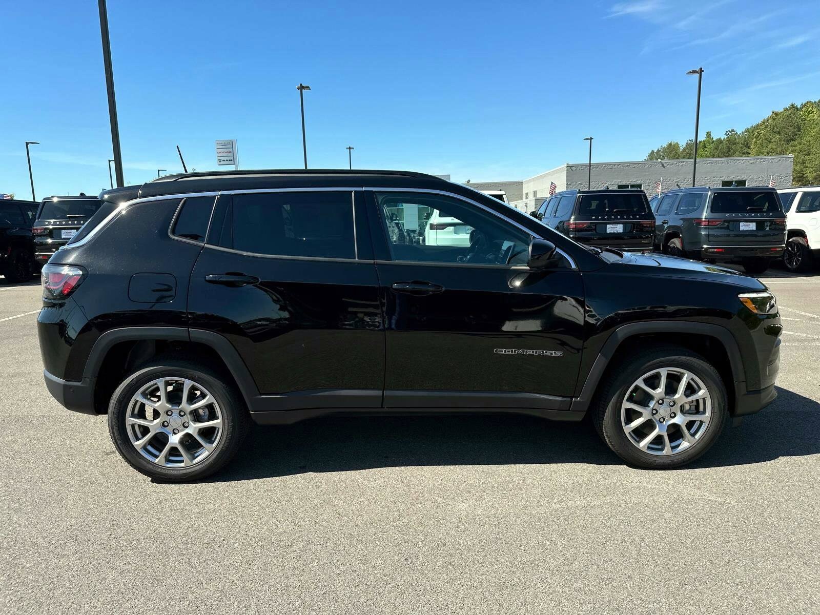 2024 Jeep Compass Latitude Lux photo 3