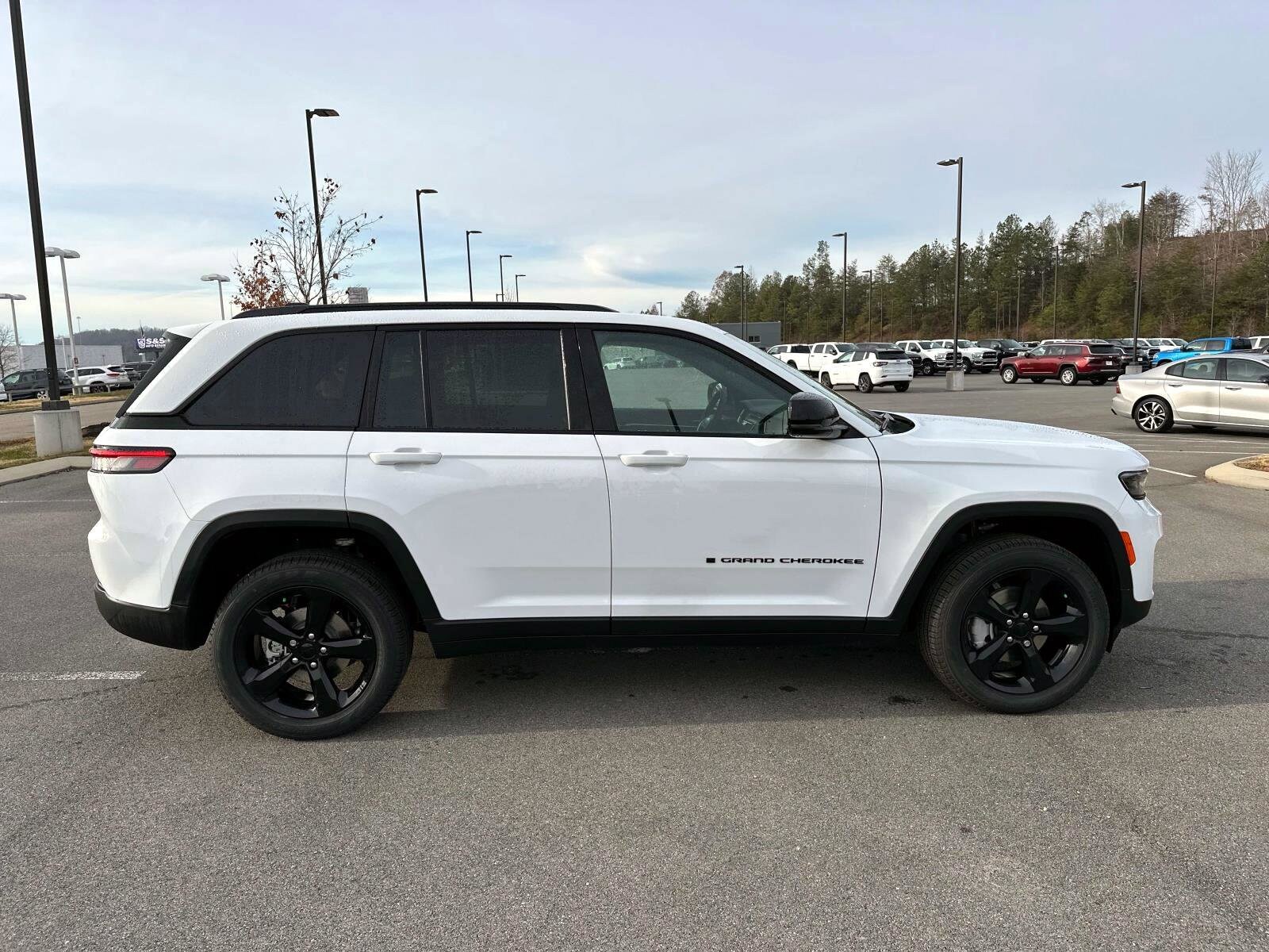 2025 Jeep Grand Cherokee Limited photo 3