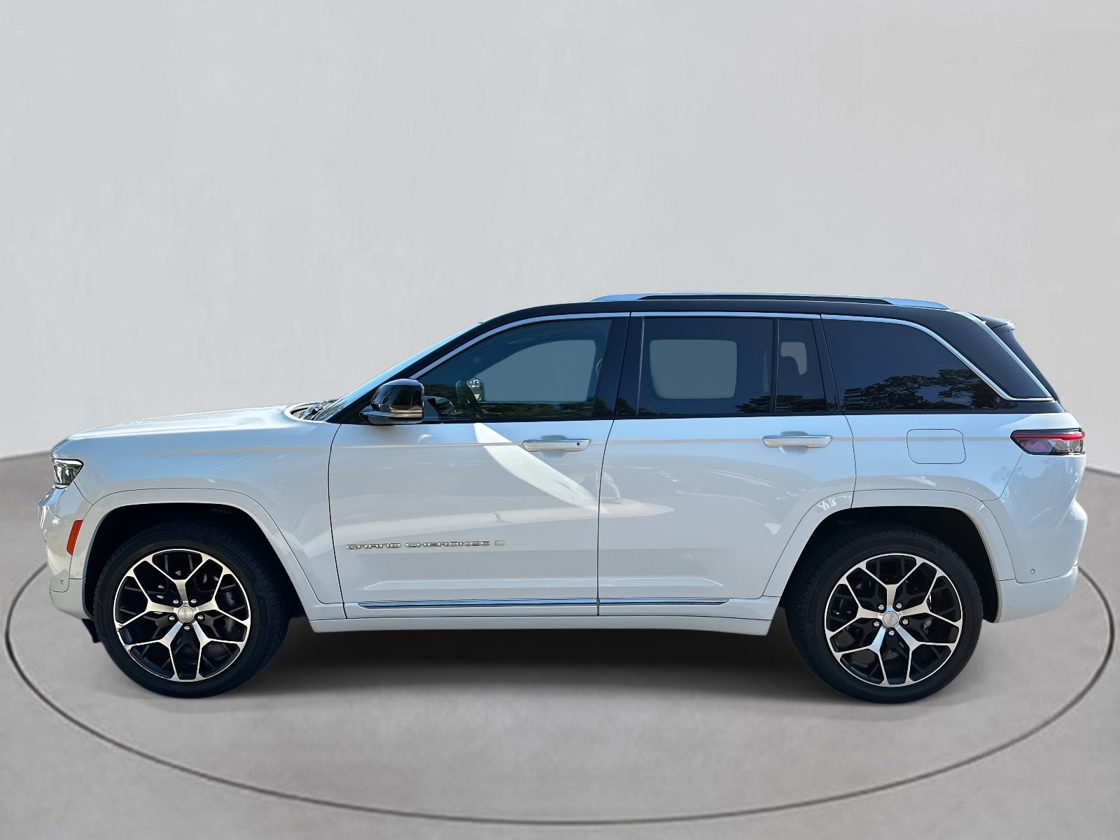 2022 Jeep Grand Cherokee Summit Reserve photo 2