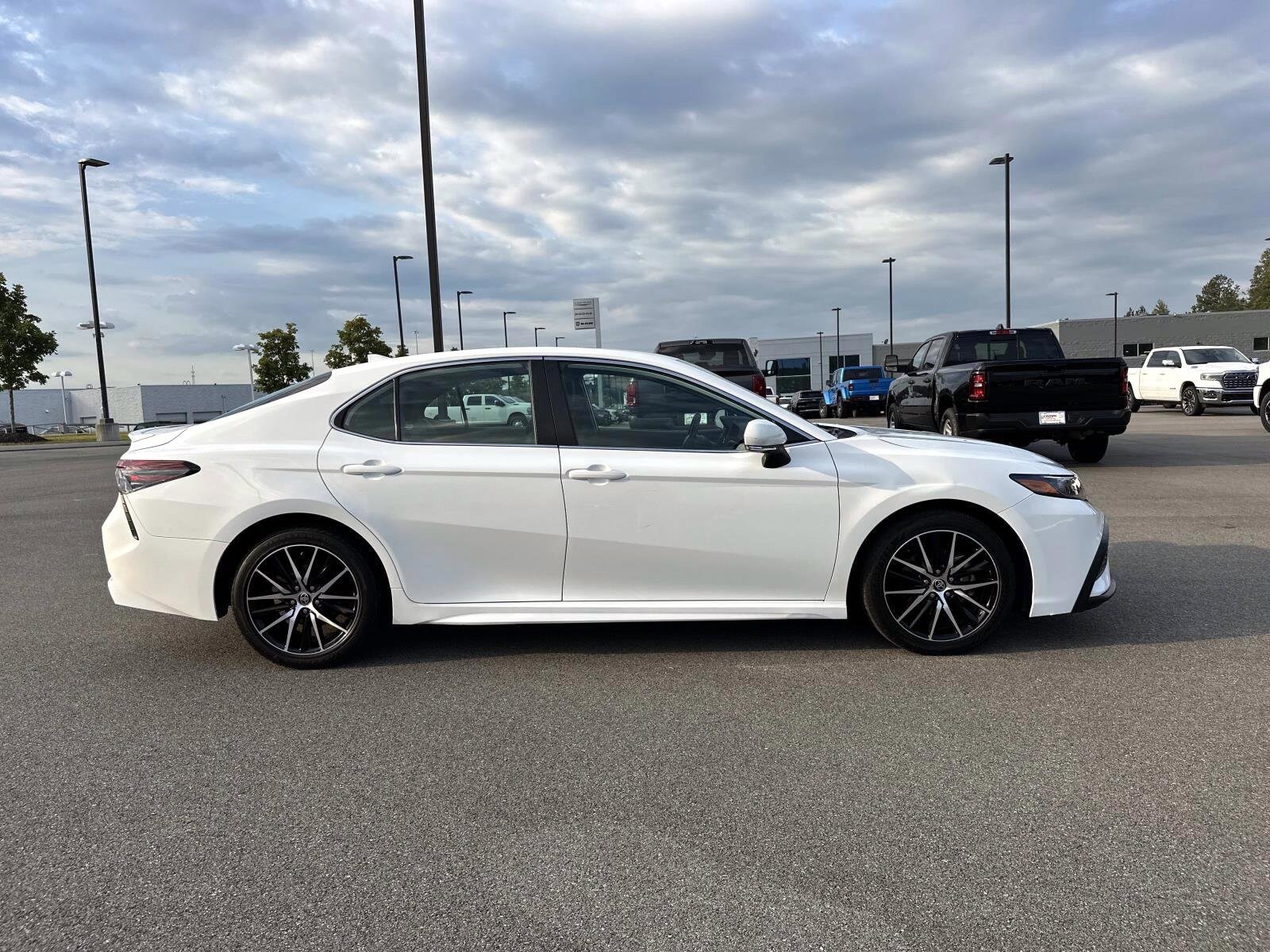 2021 Toyota Camry SE photo 3
