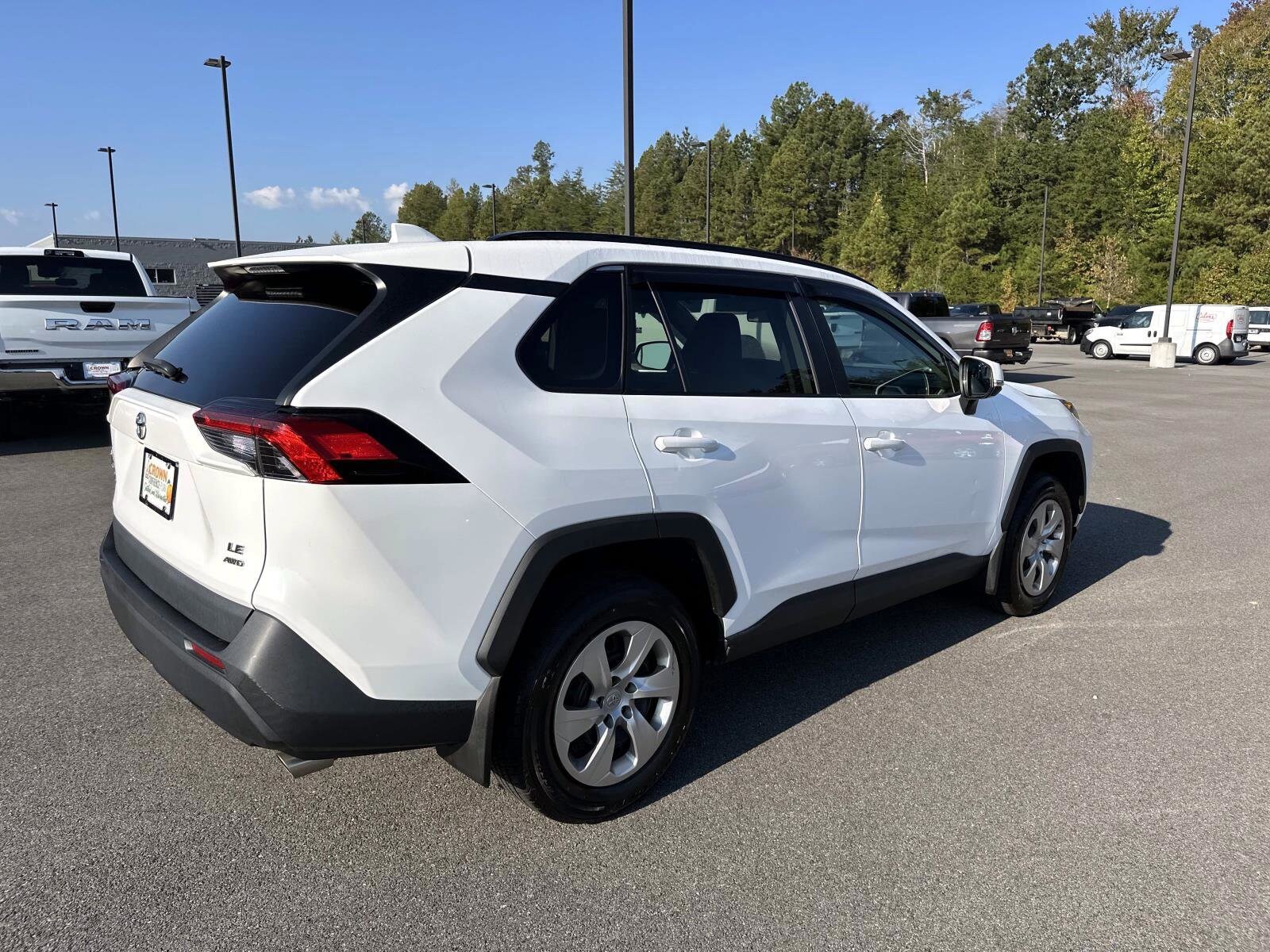 2021 Toyota RAV4 LE photo 4