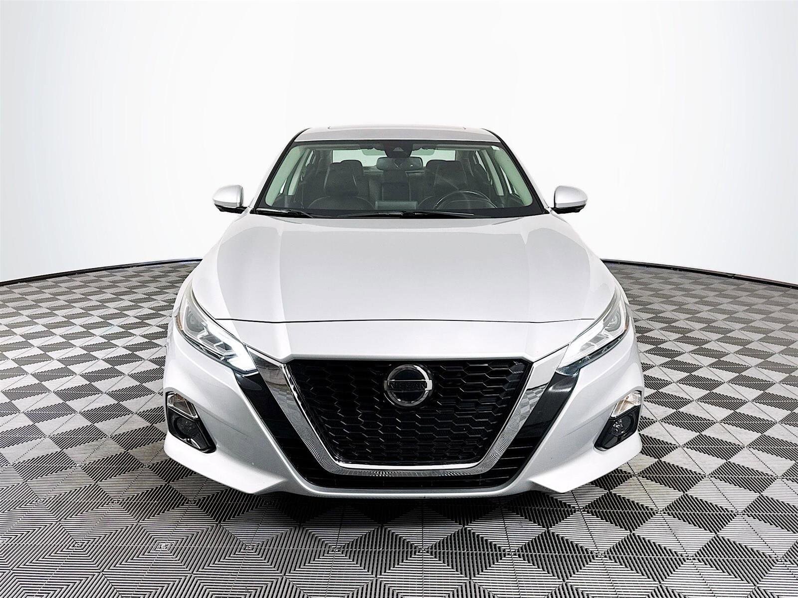 2020 Nissan Altima Platinum photo 2