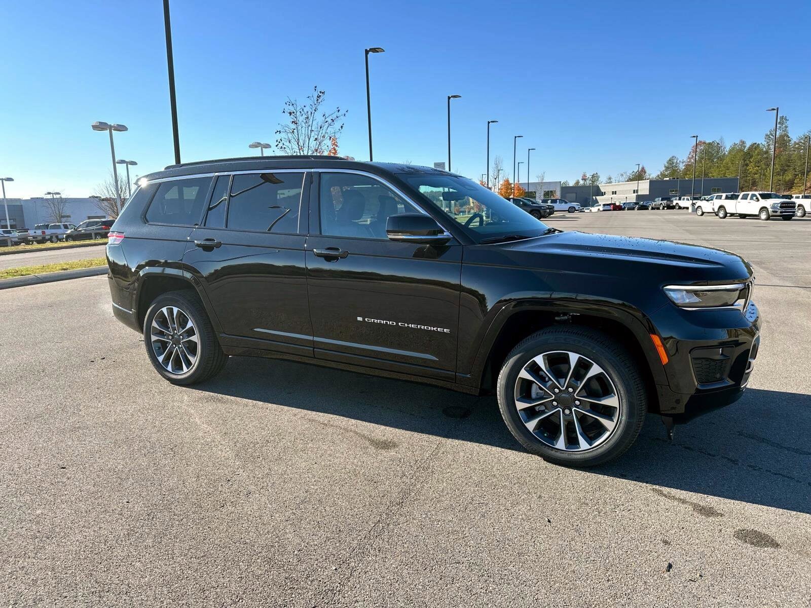 2025 Jeep Grand Cherokee Overland photo 2