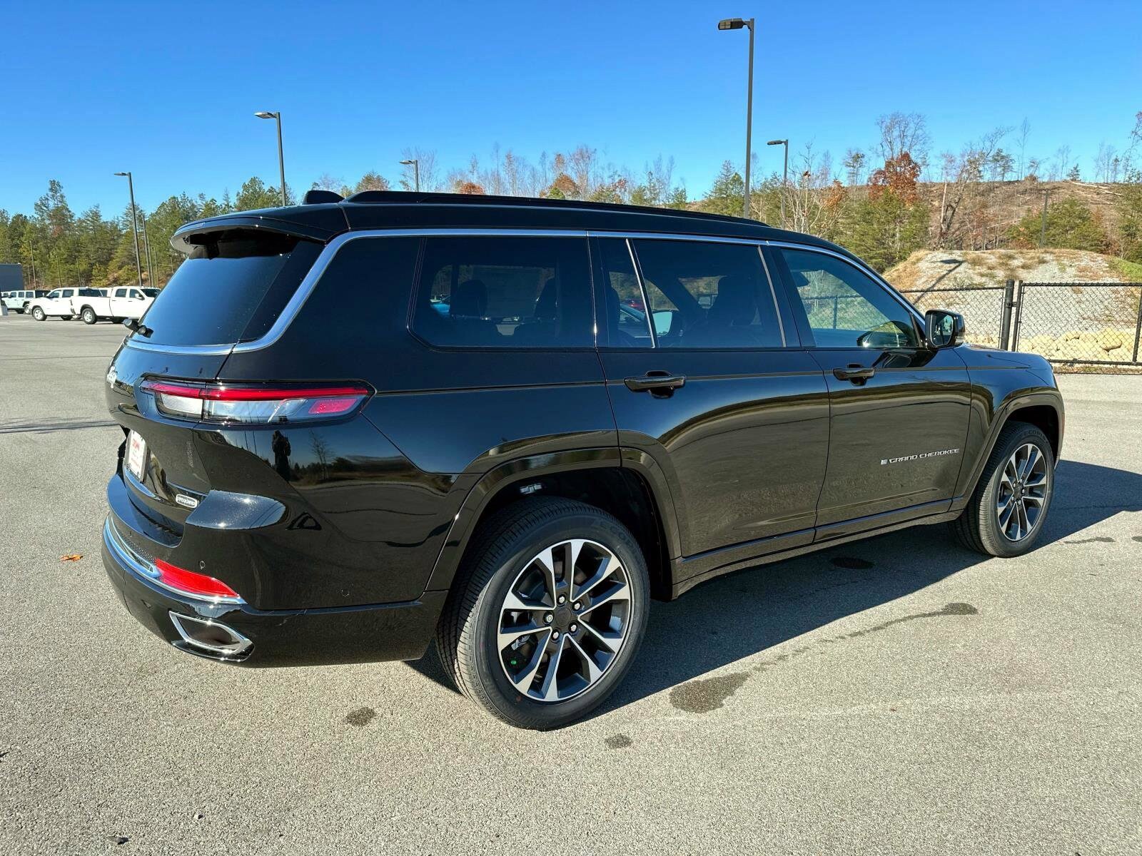 2025 Jeep Grand Cherokee Overland photo 4