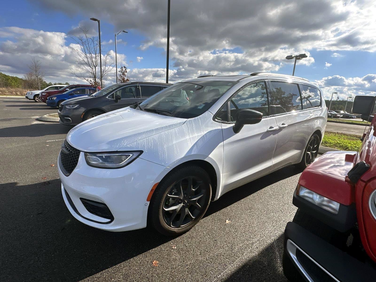 2024 Chrysler Pacifica Limited's photo