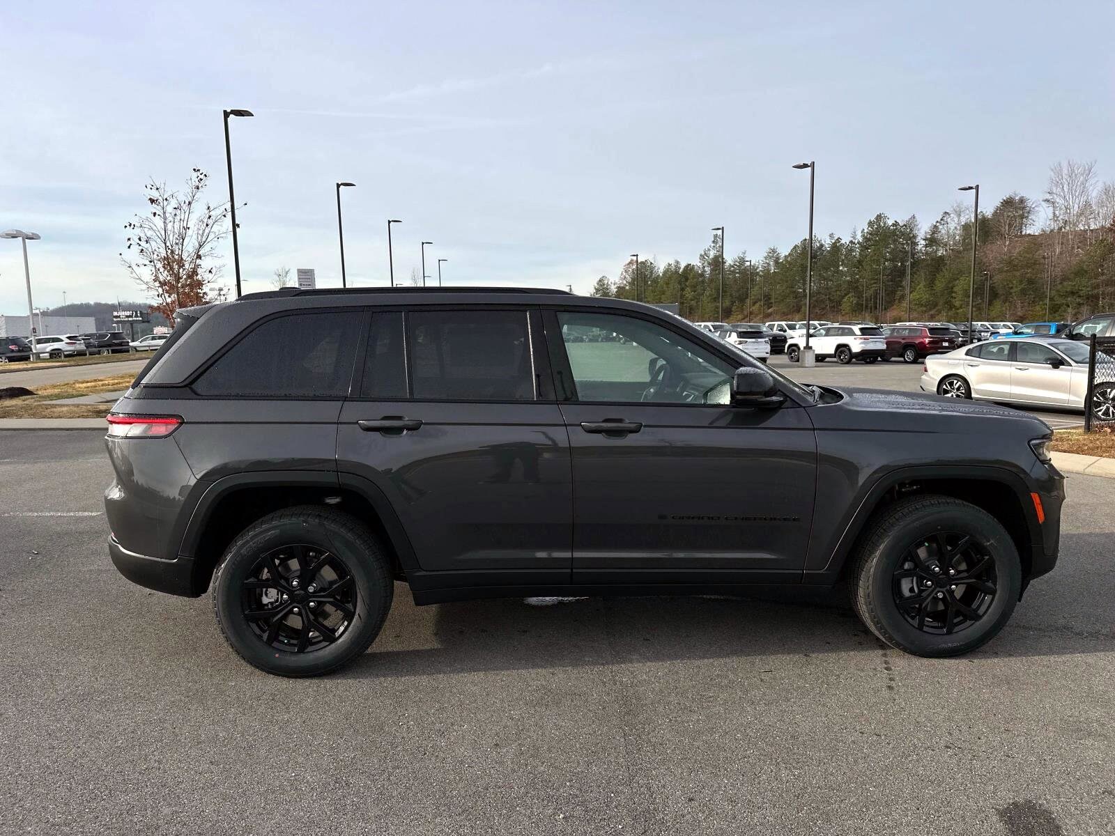 2025 Jeep Grand Cherokee Laredo Altitude X photo 3