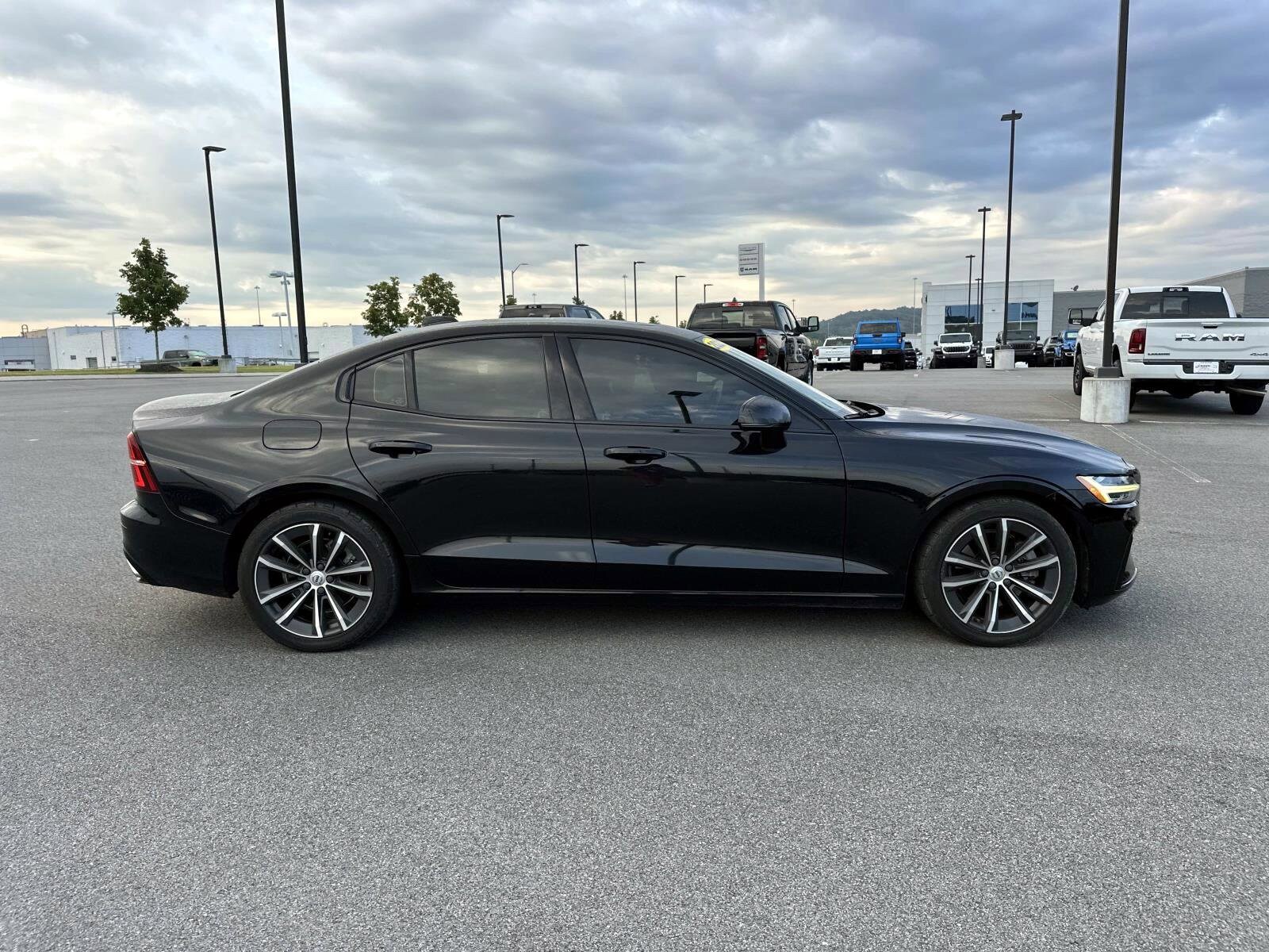 2022 Volvo S60 B5 Momentum photo 3