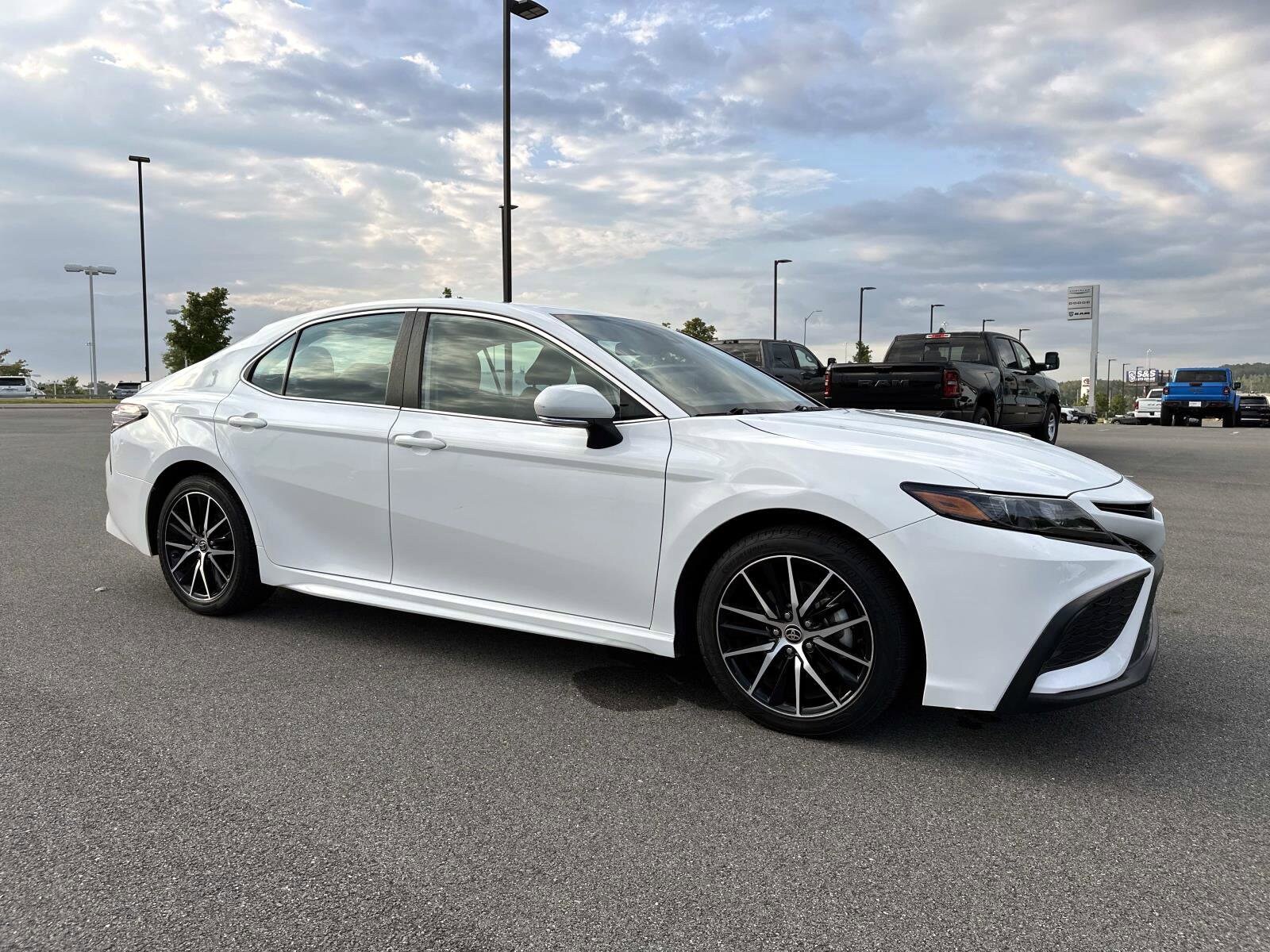 2021 Toyota Camry SE photo 2