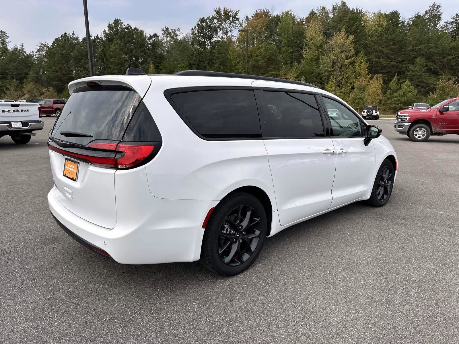 2024 Chrysler Pacifica Touring L photo 2