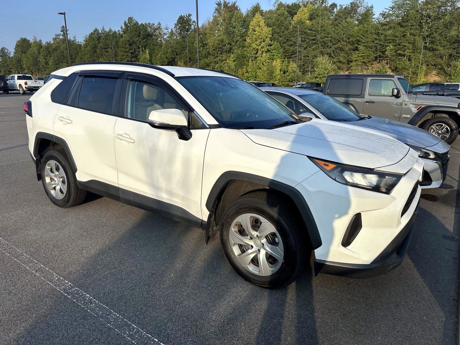 2021 Toyota RAV4 LE photo 3