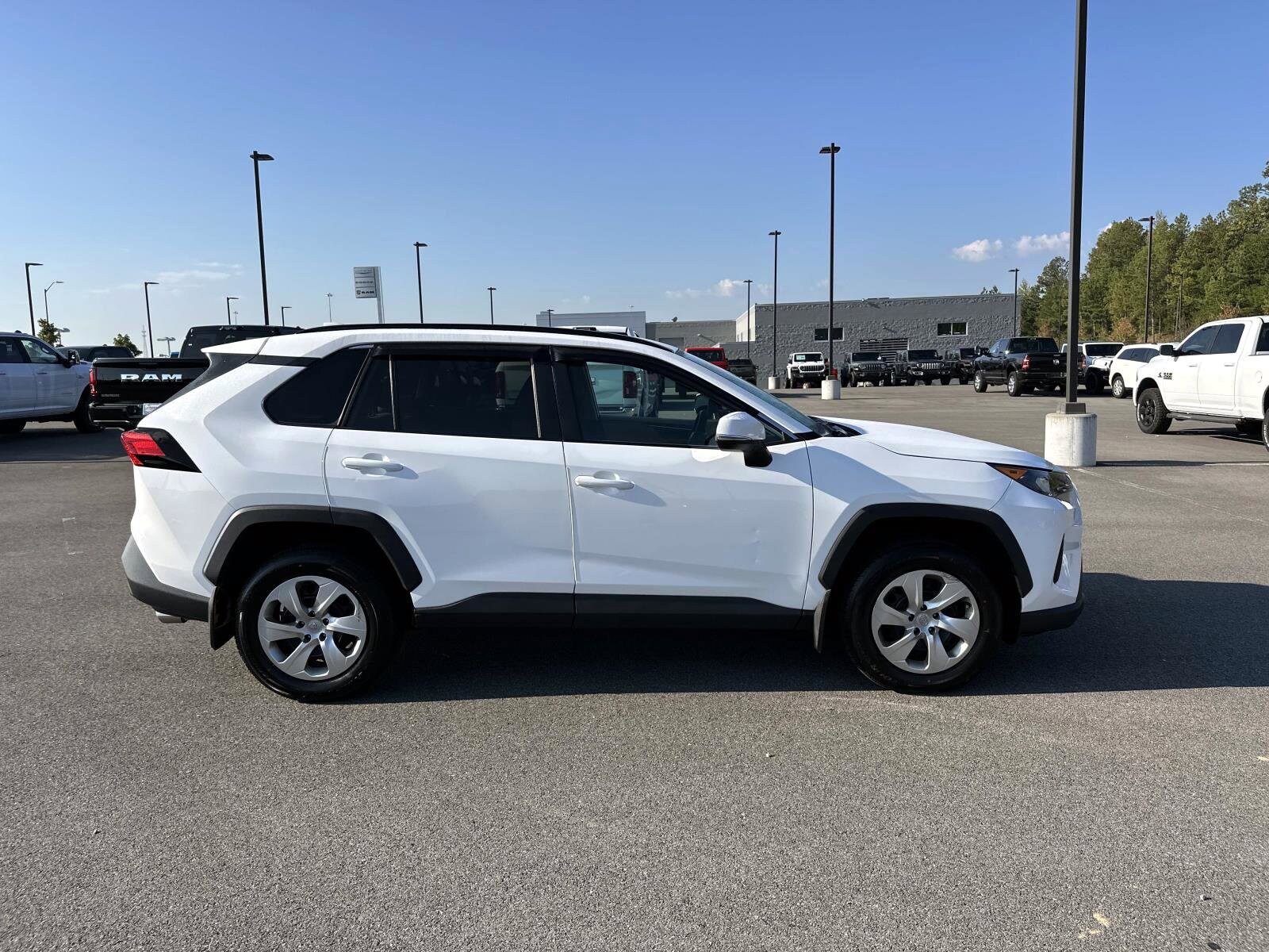 2021 Toyota RAV4 LE photo 3