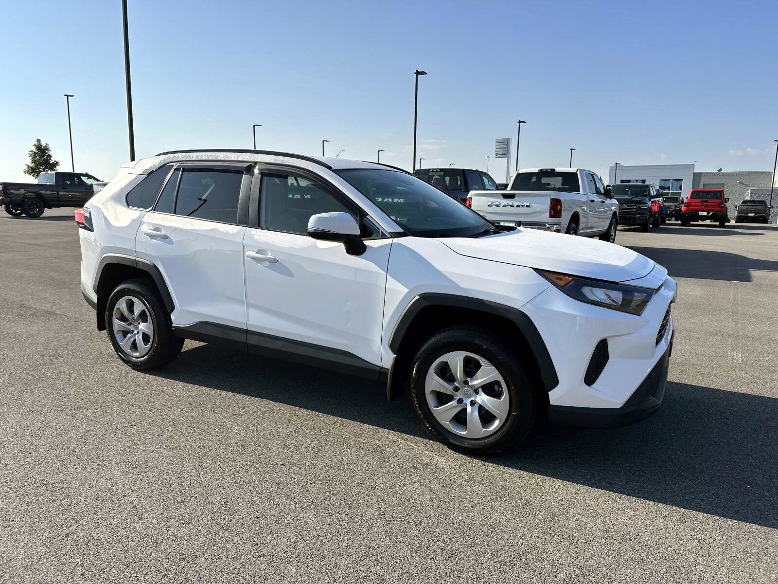 2021 Toyota RAV4 LE photo 2