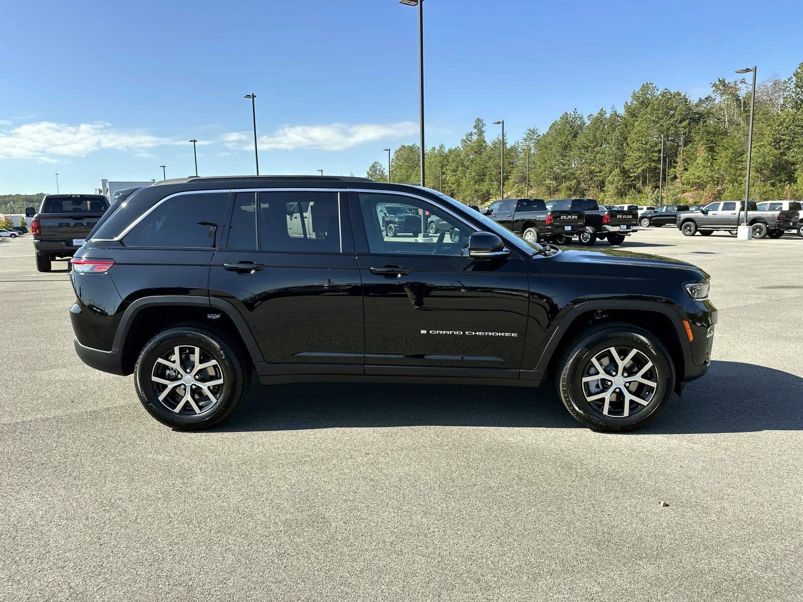 2025 Jeep Grand Cherokee Limited photo 3