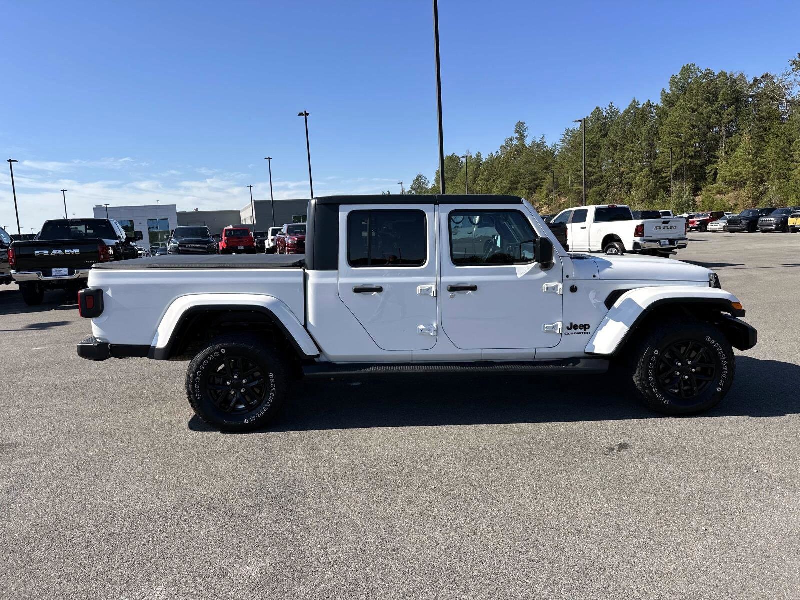 2022 Jeep Gladiator Altitude photo 3