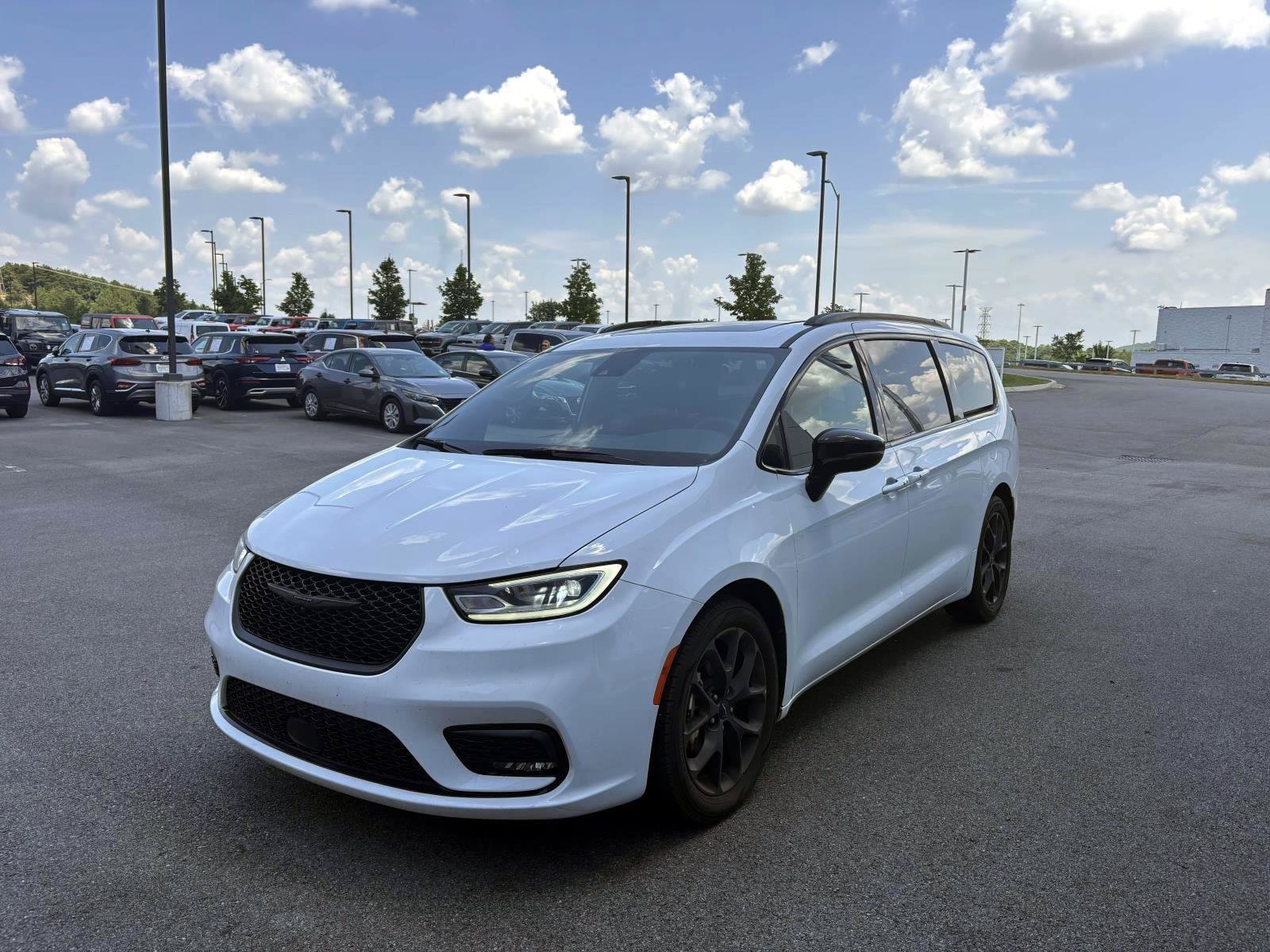 2025 Chrysler Pacifica Limited's photo