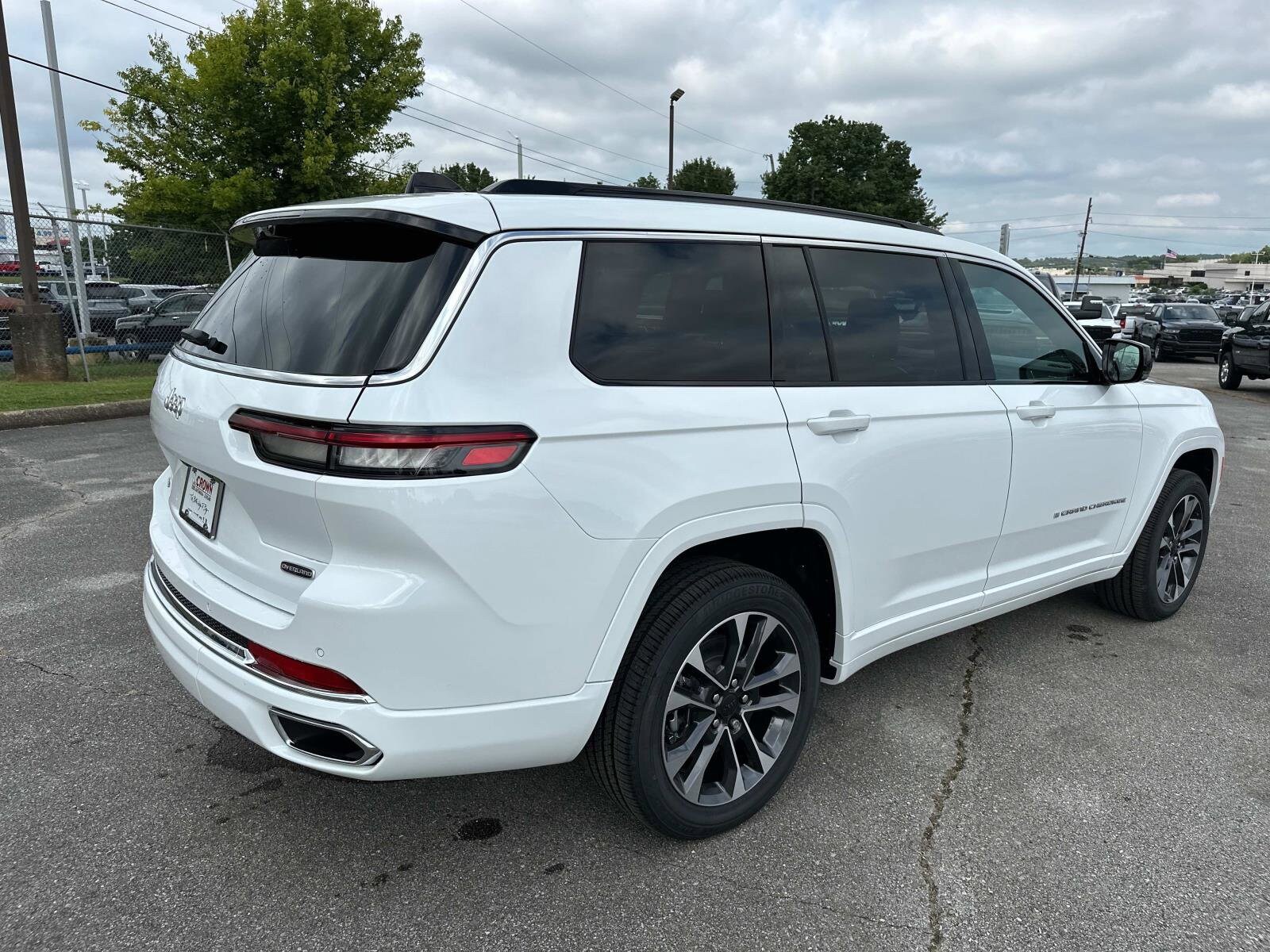 2025 Jeep Grand Cherokee Overland photo 3