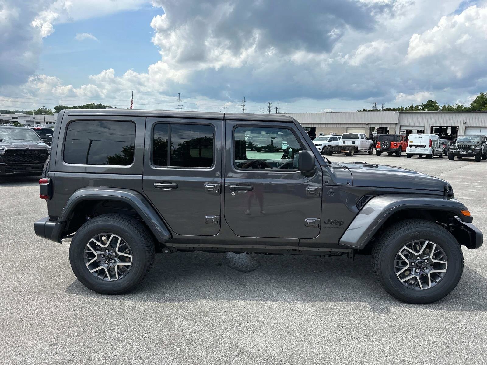 2025 Jeep Wrangler Sahara photo 3