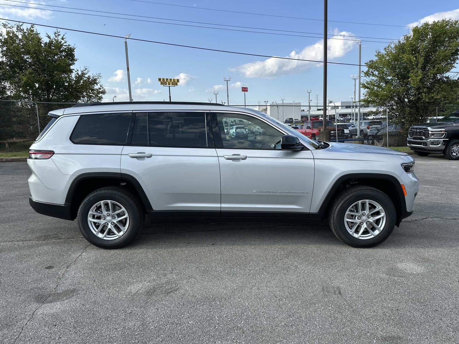 2025 Jeep Grand Cherokee Laredo photo 3