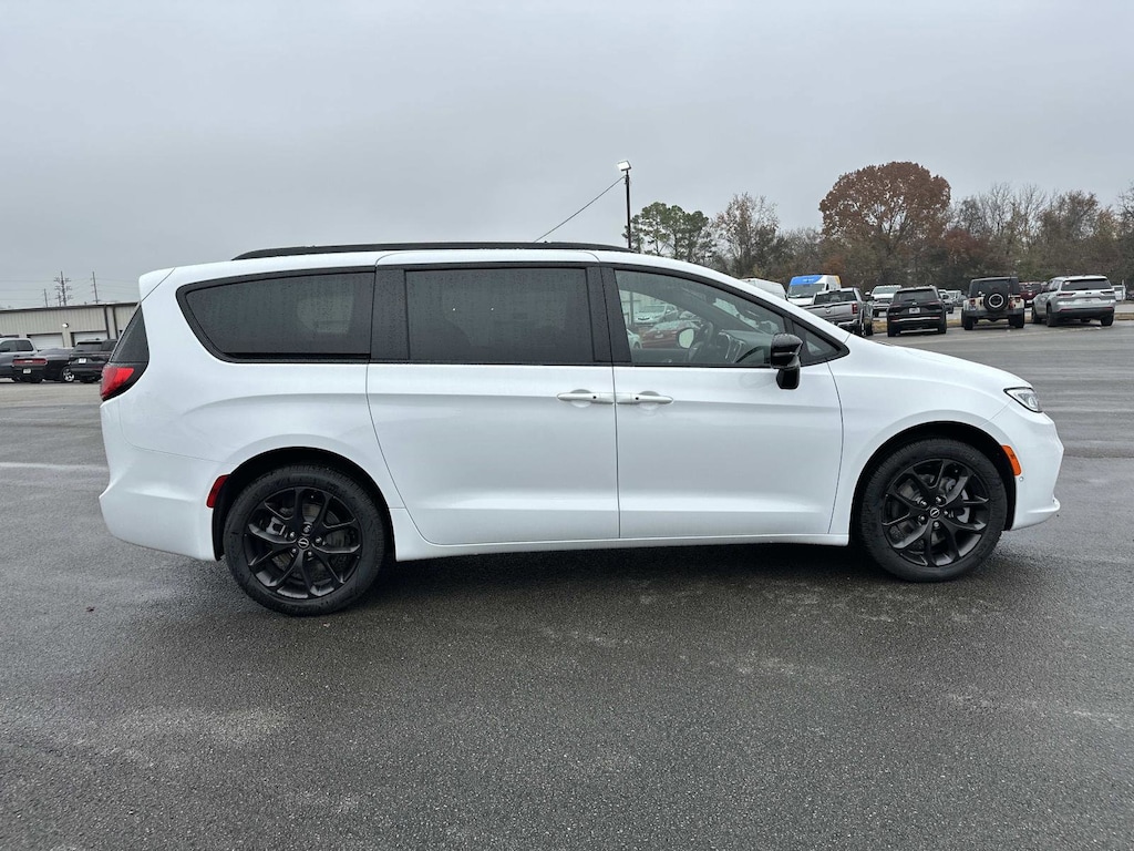 New 2026 Chrysler Pacifica Limited Passenger Van