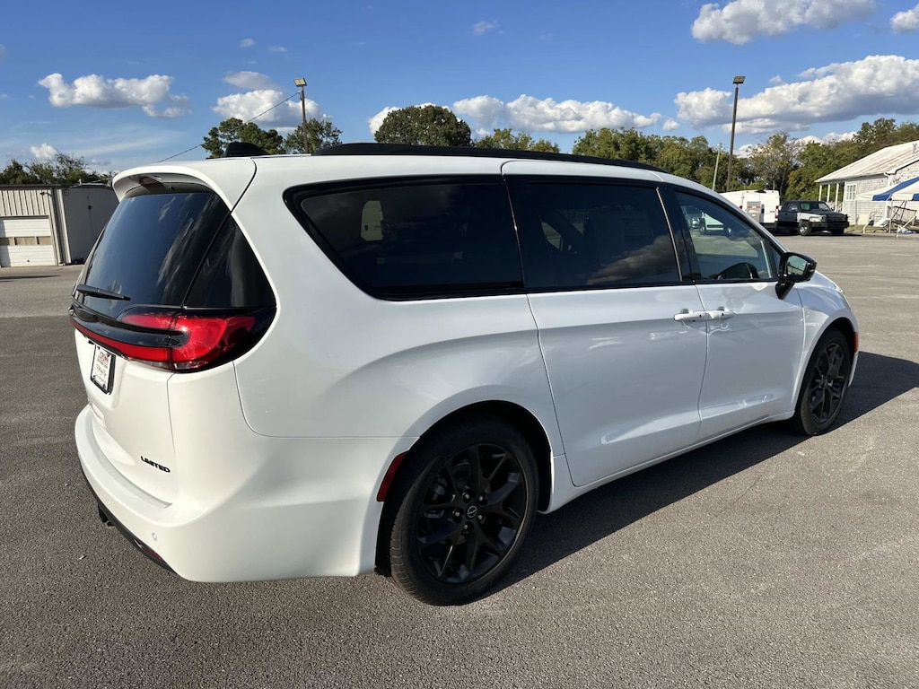 New 2026 Chrysler Pacifica Limited Passenger Van