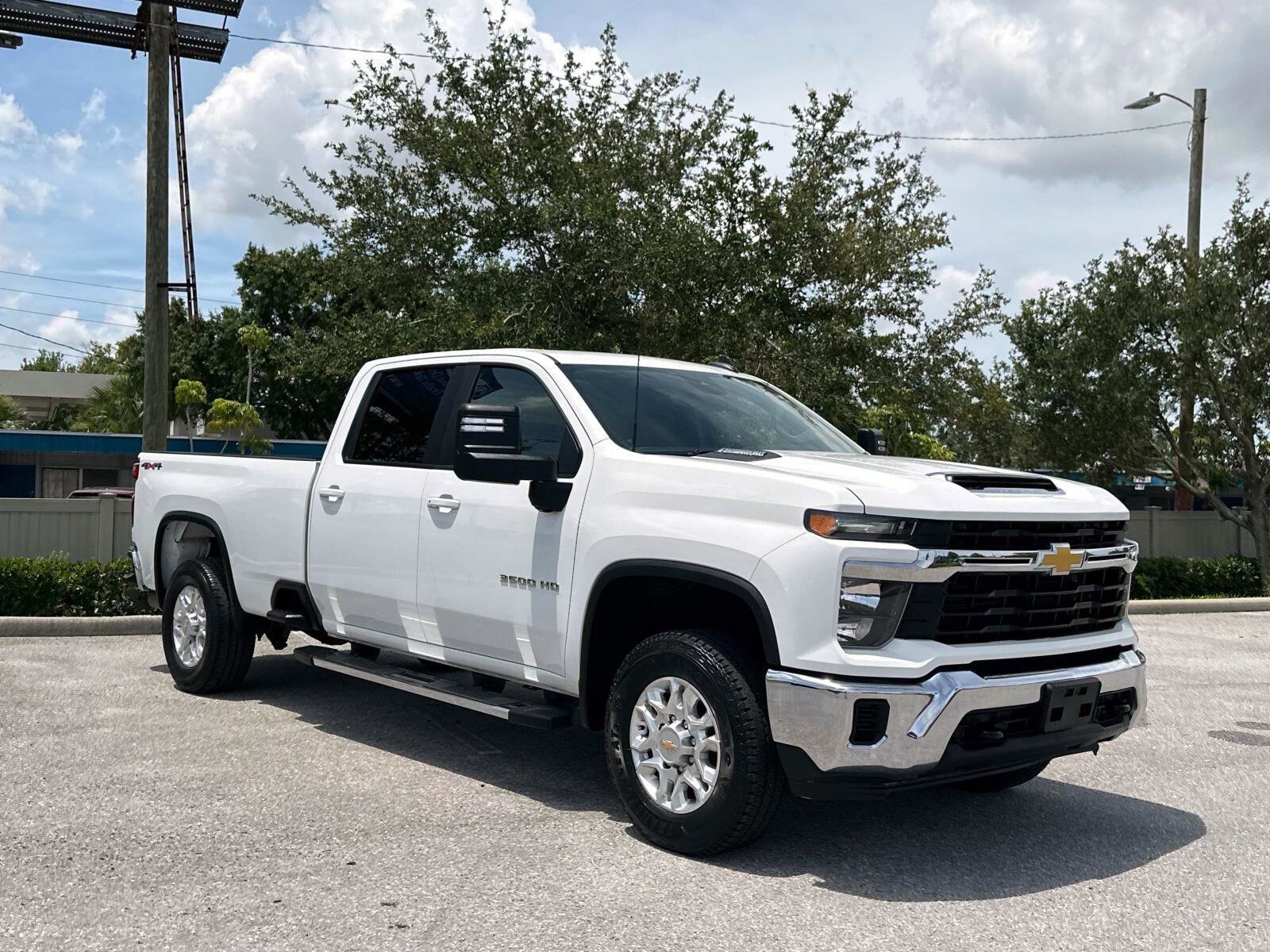 2024 Chevrolet Silverado 3500HD LT photo 2
