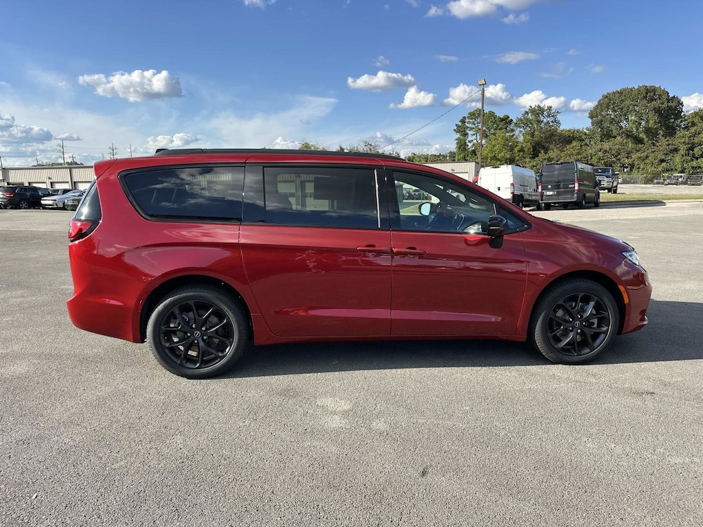 New 2026 Chrysler Pacifica Select Passenger Van