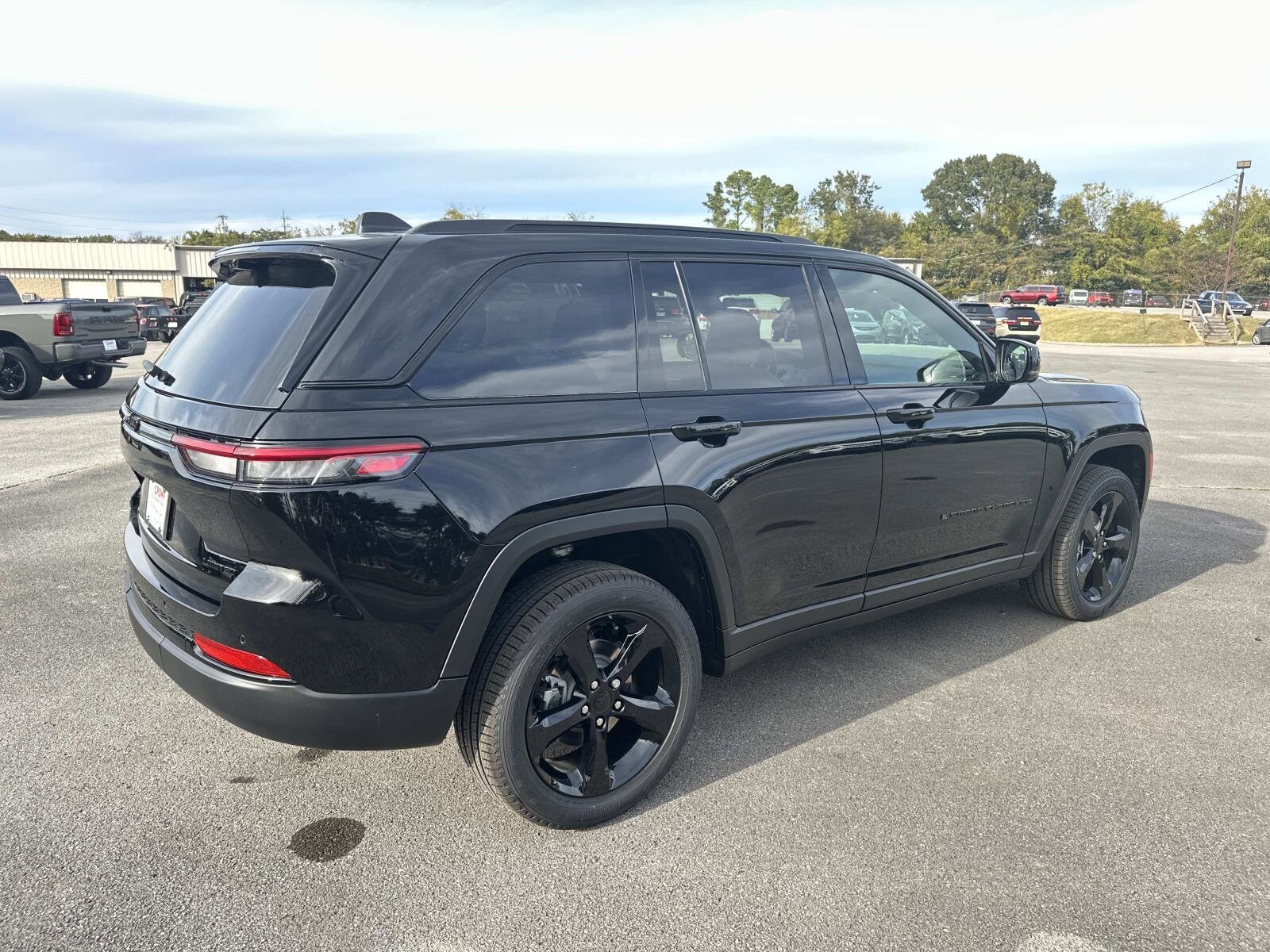 2025 Jeep Grand Cherokee Limited photo 2