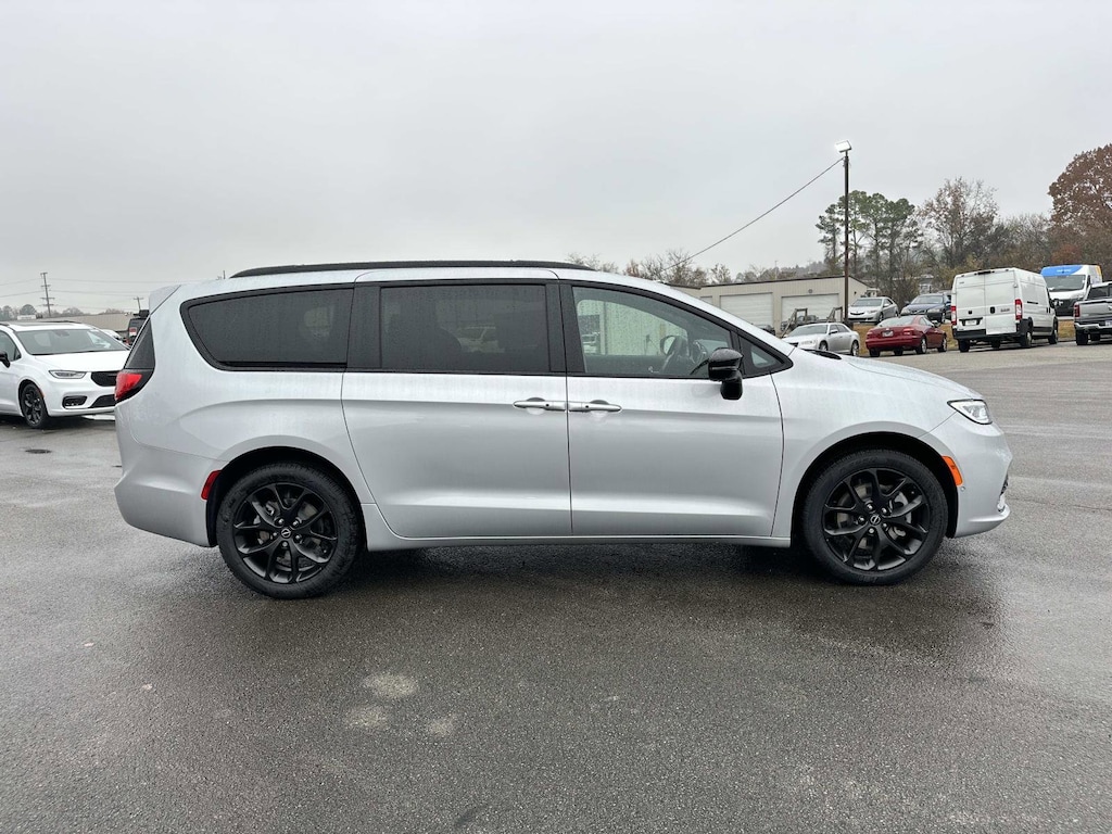 New 2026 Chrysler Pacifica Select Passenger Van