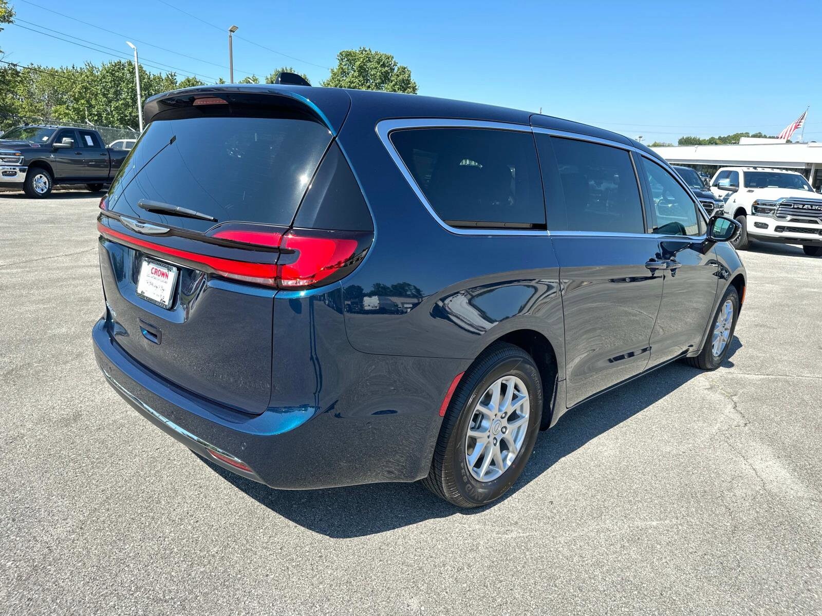 2025 Chrysler Pacifica photo 4