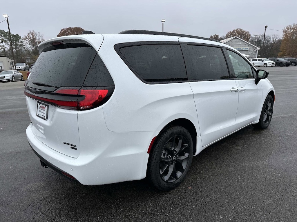 New 2026 Chrysler Pacifica Limited Passenger Van