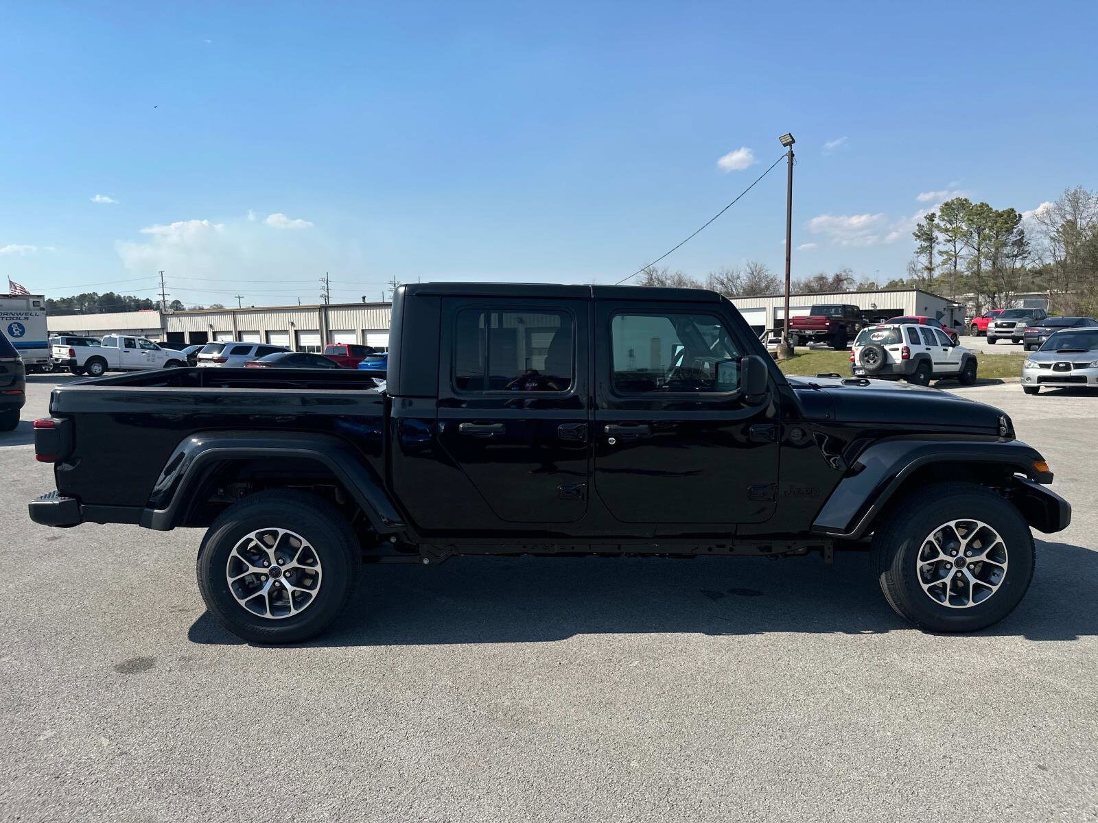 2024 Jeep Gladiator Sport photo 3