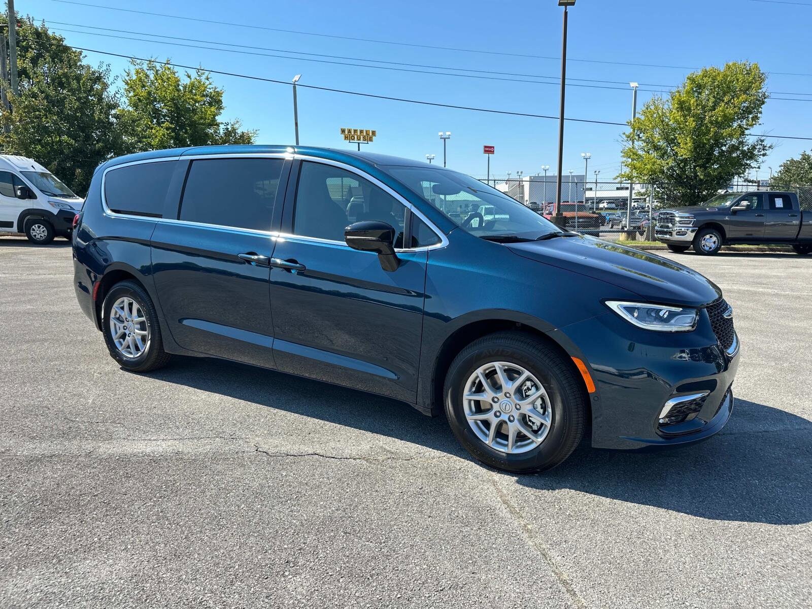 2025 Chrysler Pacifica photo 2