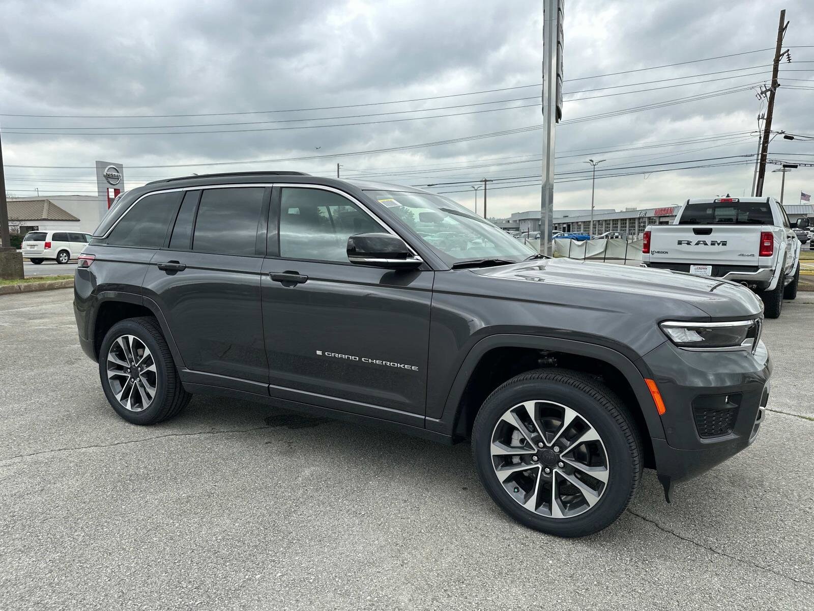 2025 Jeep Grand Cherokee Overland photo 2