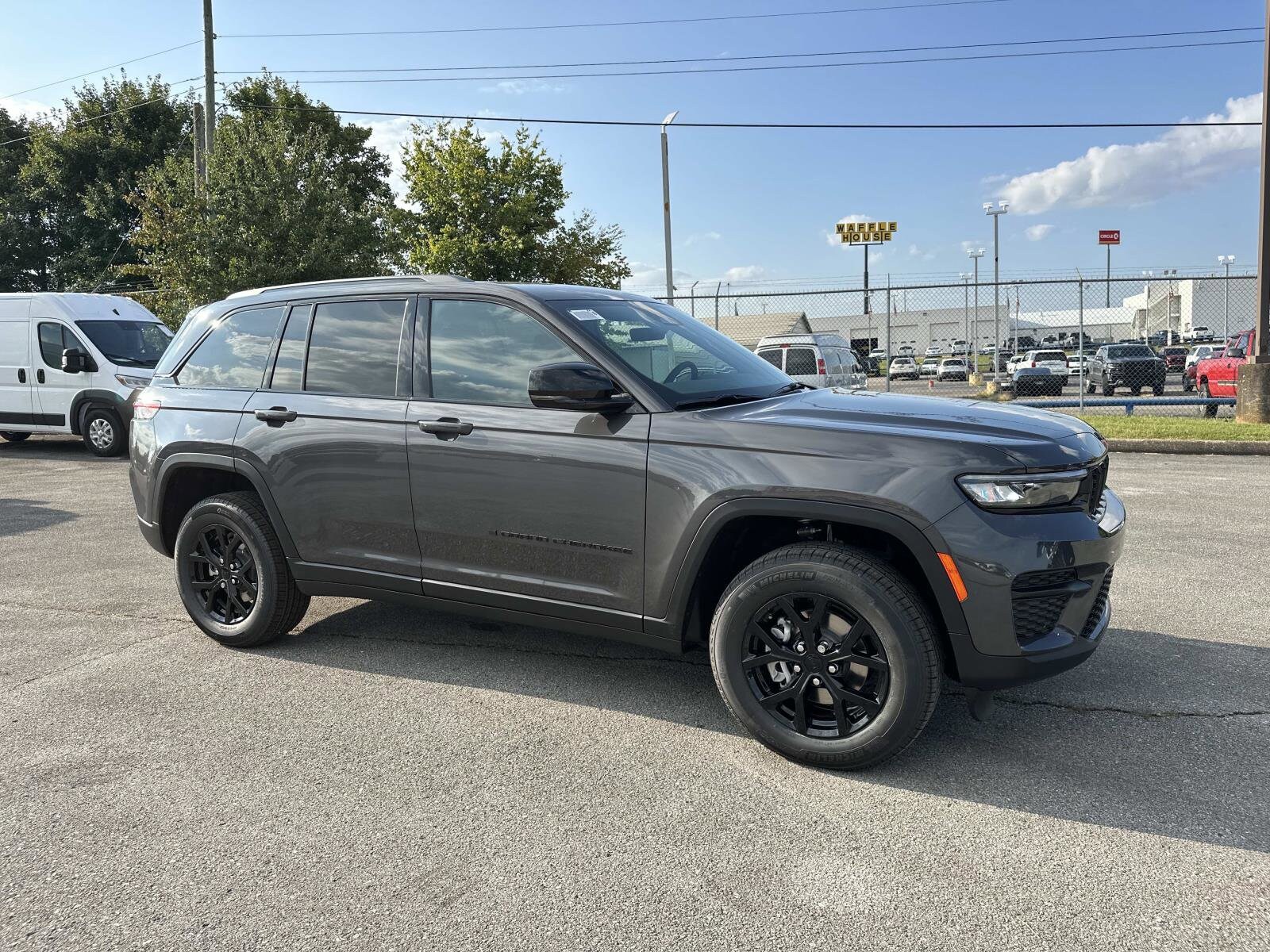 2025 Jeep Grand Cherokee Laredo photo 2