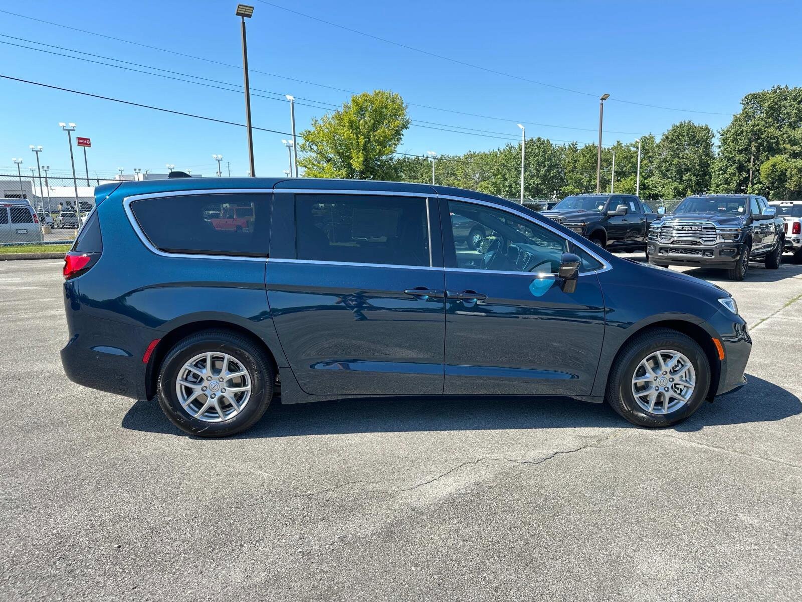 2025 Chrysler Pacifica photo 3