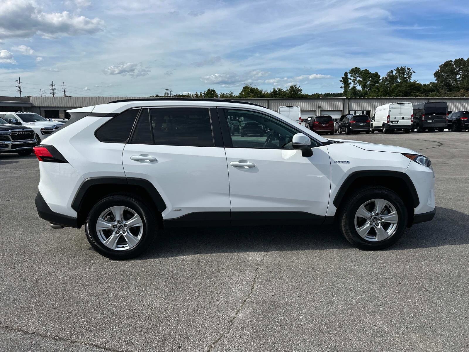 2020 Toyota RAV4 Hybrid XLE photo 2