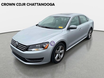 2012 Volkswagen Passat SE w/Sunroof & Nav Sedan