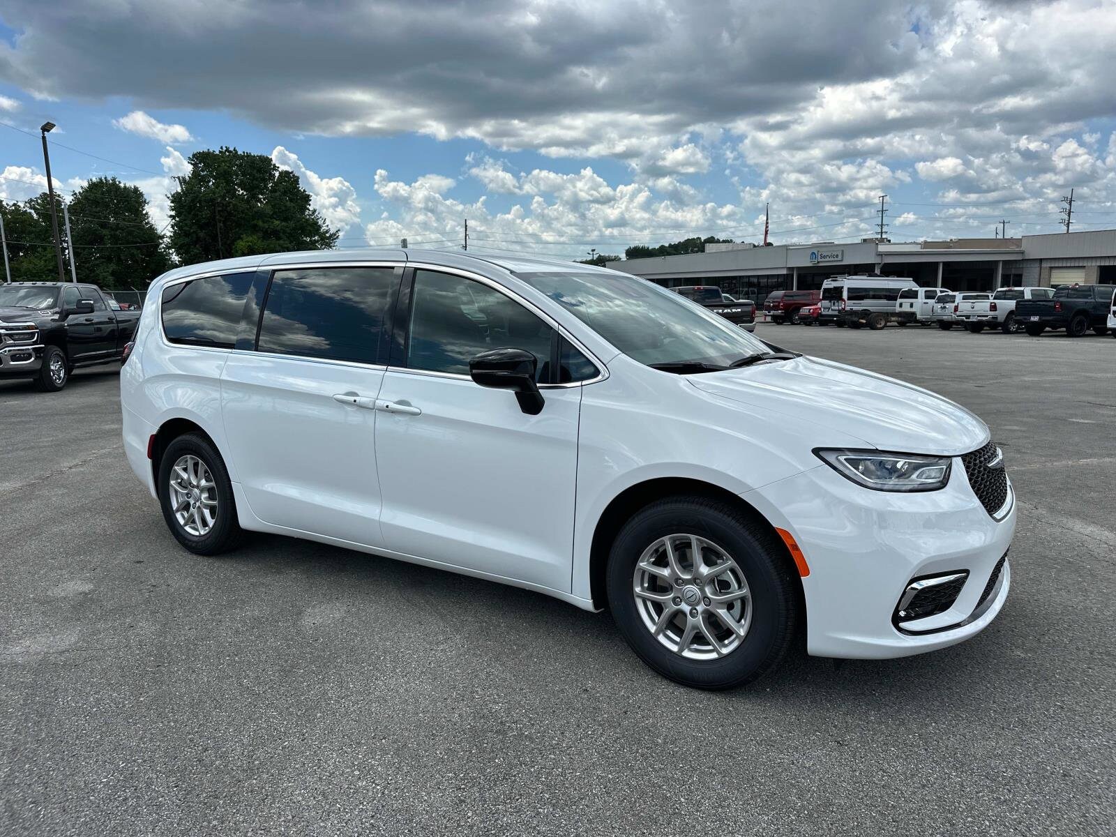 2025 Chrysler Pacifica photo 2