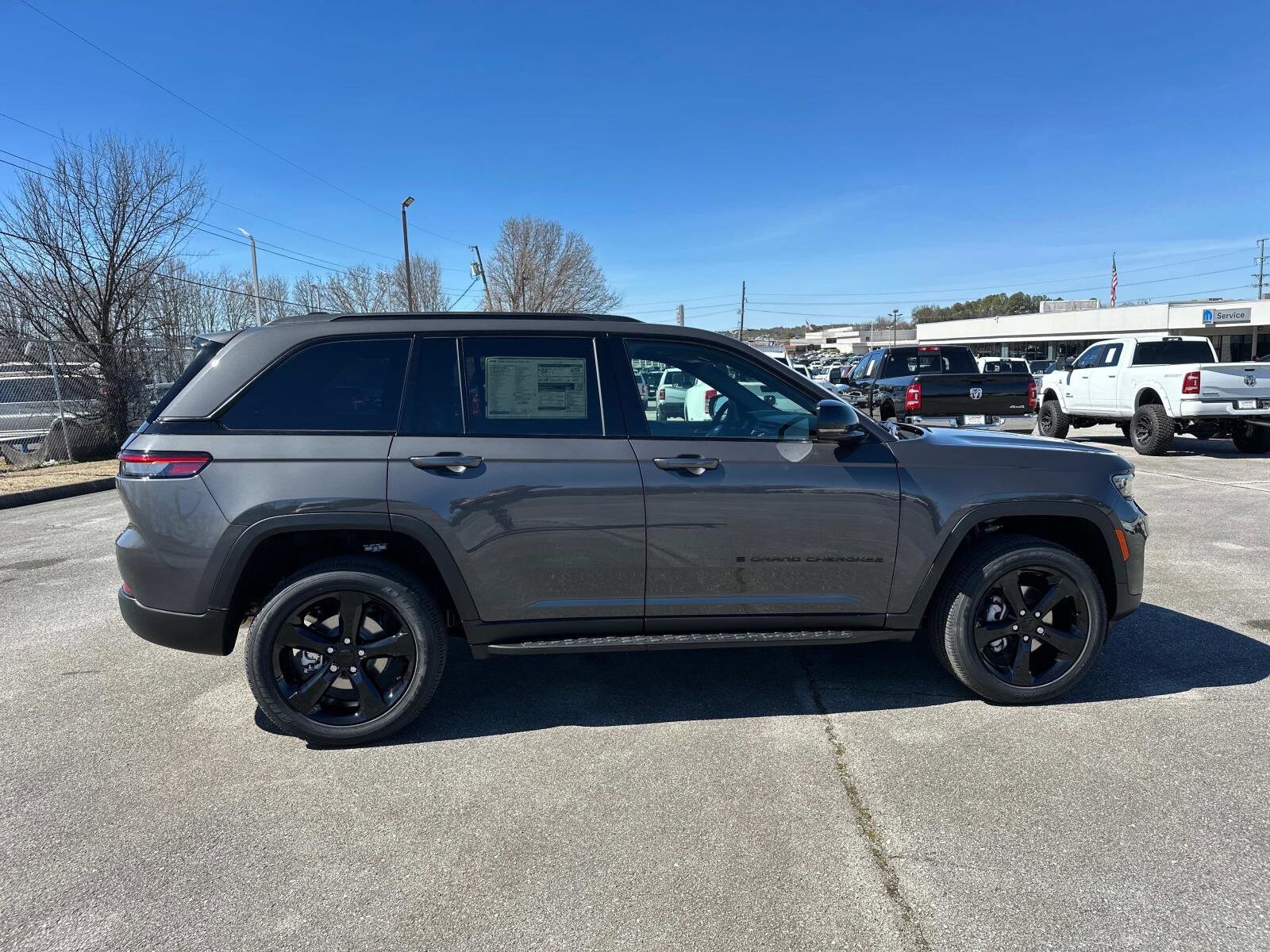 2025 Jeep Grand Cherokee Laredo Altitude X photo 3