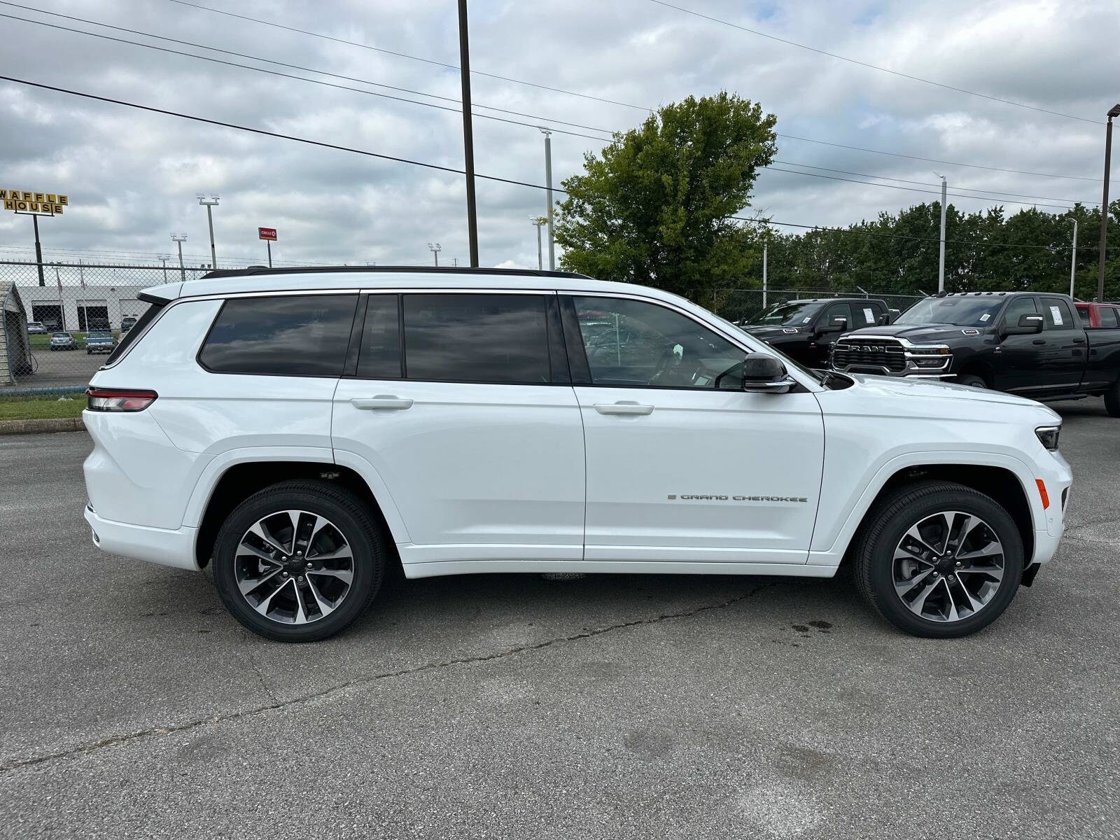 2025 Jeep Grand Cherokee Overland photo 2