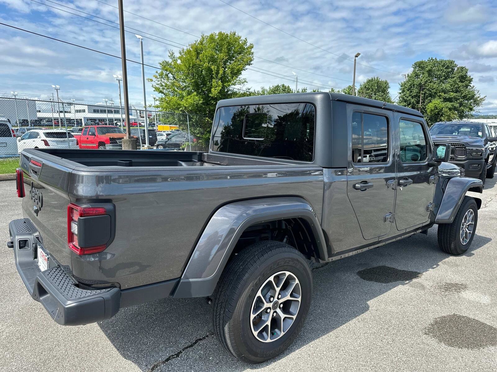 2024 Jeep Gladiator Sport photo 4