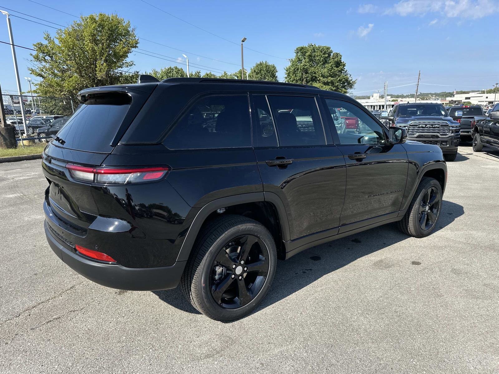 2025 Jeep Grand Cherokee Laredo photo 3