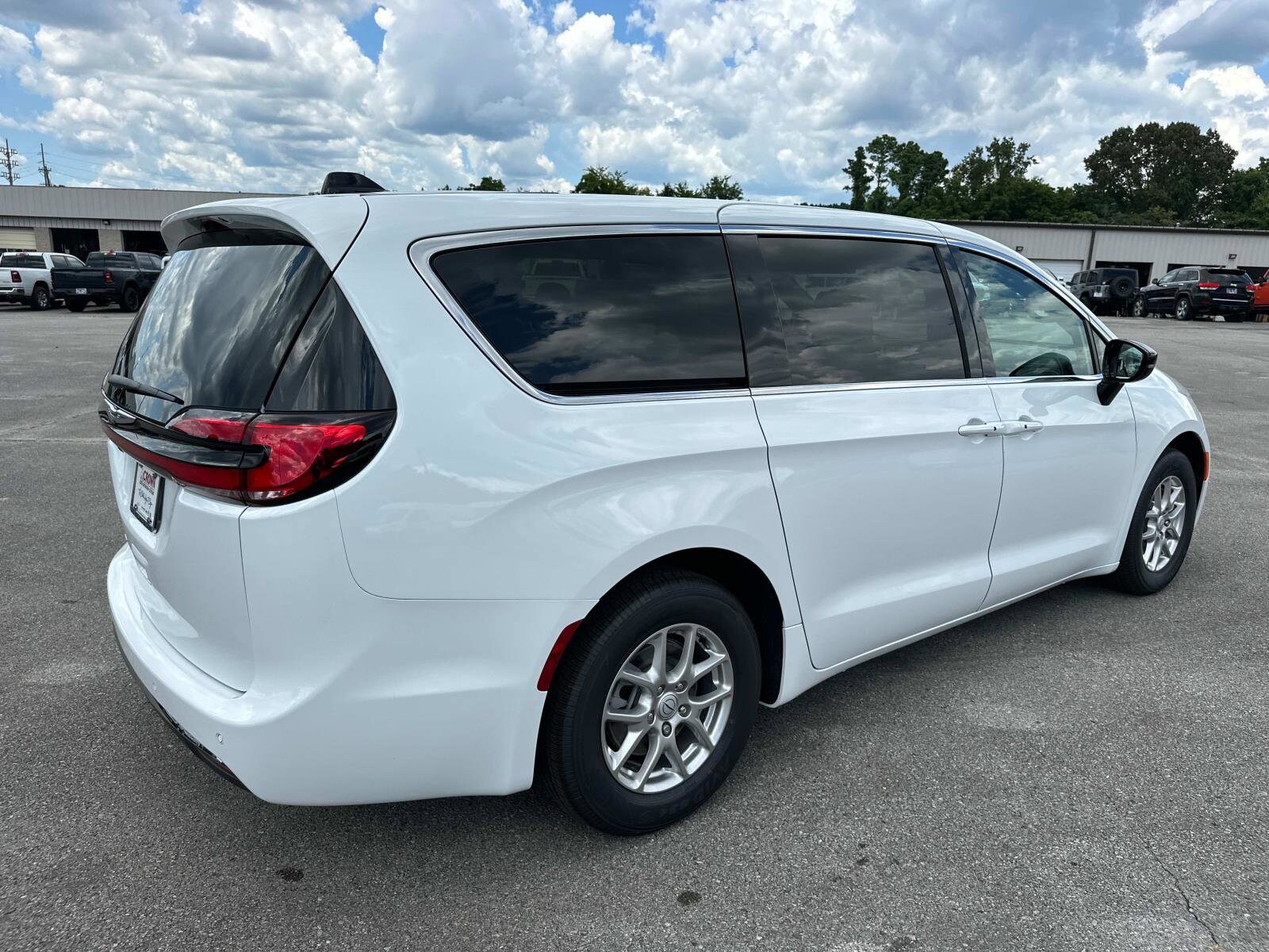 2025 Chrysler Pacifica photo 4