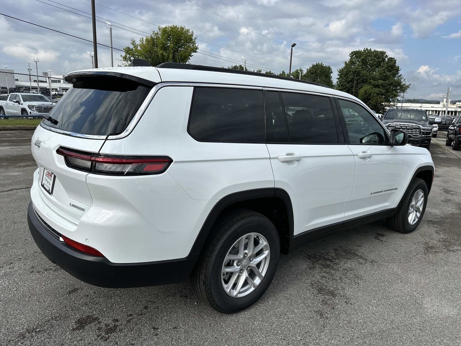 2025 Jeep Grand Cherokee Laredo photo 3