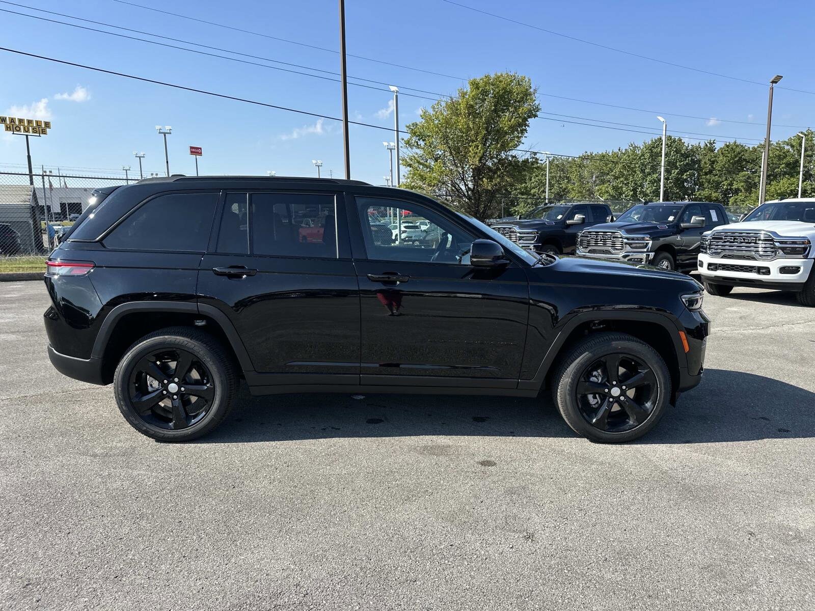 2025 Jeep Grand Cherokee Laredo photo 2