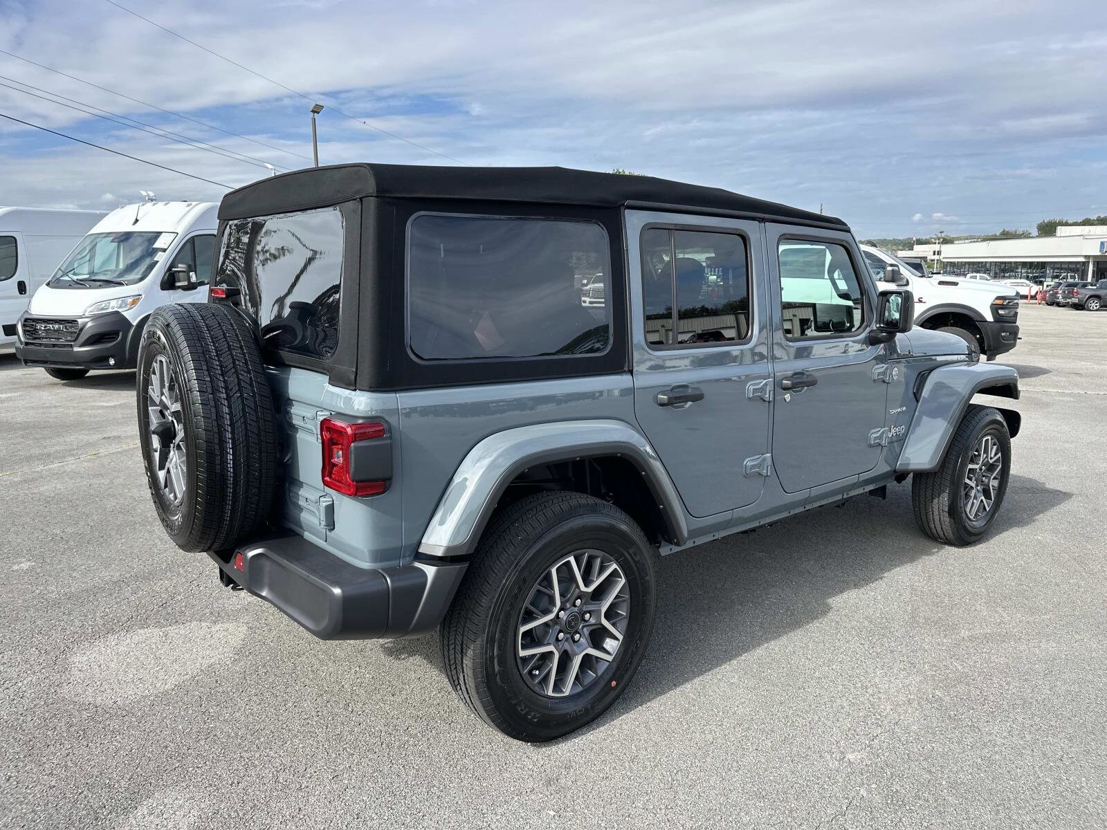 2024 Jeep Wrangler Sahara photo 4