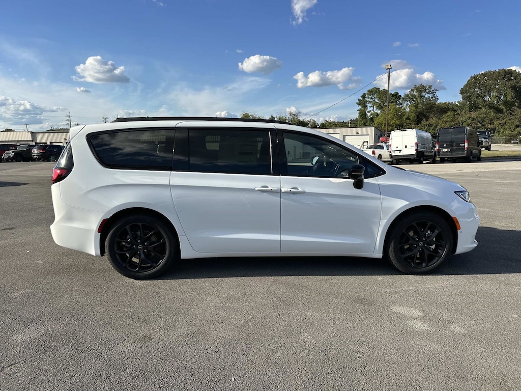 New 2026 Chrysler Pacifica Limited Passenger Van