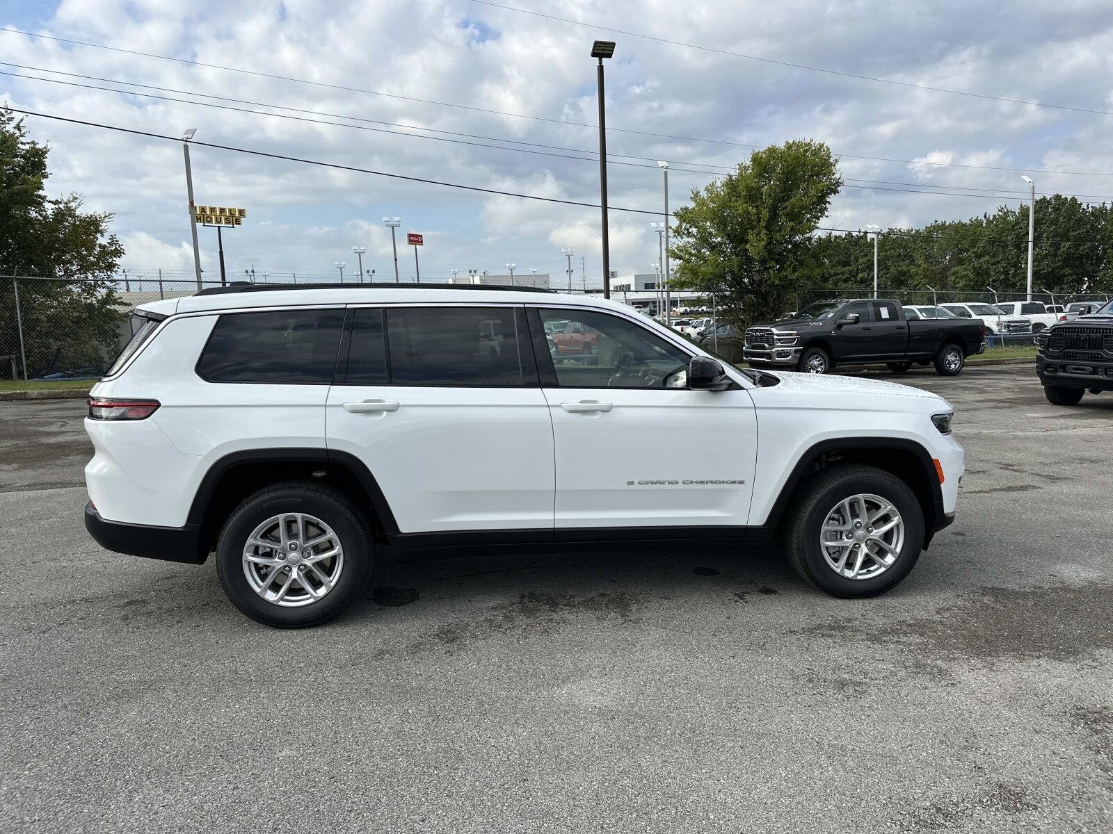 2025 Jeep Grand Cherokee Laredo photo 2